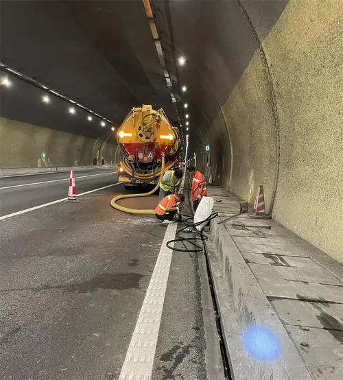 靖边隧道排水渠清淤